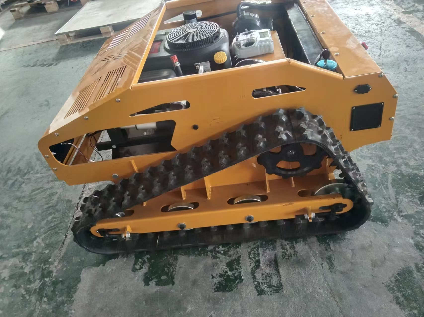 800mm tracked remote-controlled mower